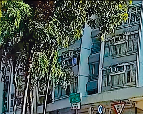 ■鋁窗墮下後,玻璃碎濺傷候車的一家三口。