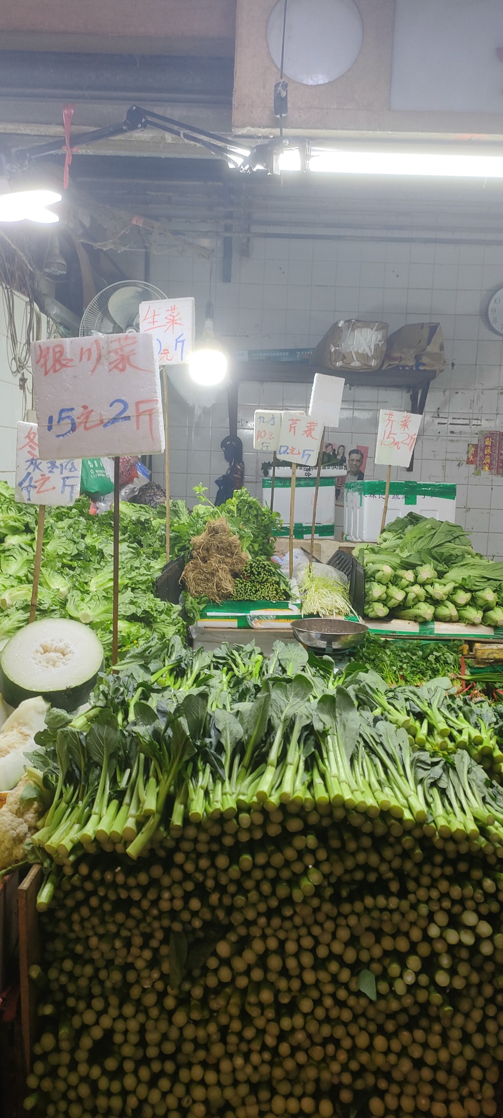 北河街街巿打风后菜如常，银川菜15元两斤。