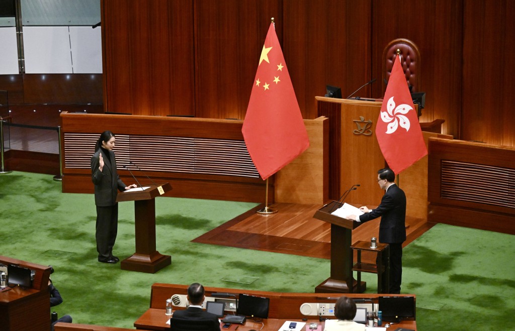 江旻憓宣誓就任。劉駿軒攝