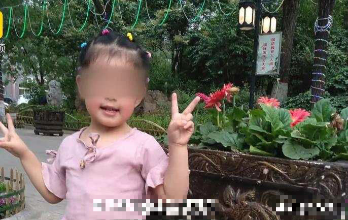 女童母親為此心痛表示,以前女兒特別喜歡照鏡子,現在一看到人就拿東西遮住自己的臉。 微博圖片
