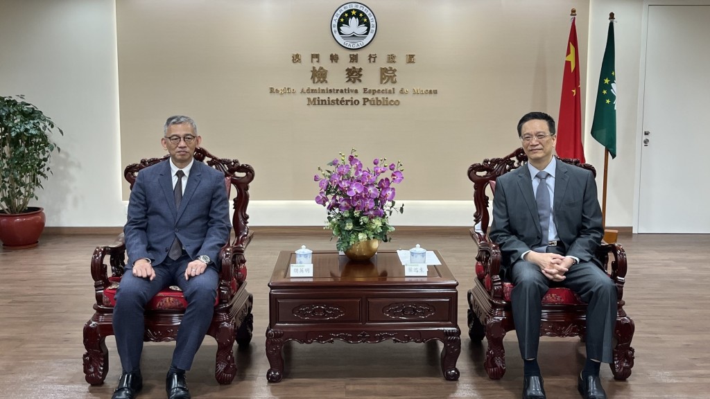 胡英明(左)首次與澳門檢察長葉迅生(右)會面。廉署fb