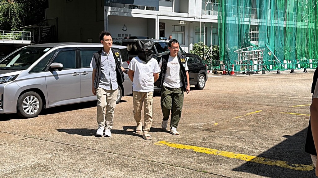 警方在大埔拘捕一名疑犯。 警方在大埔拘捕一名疑犯。