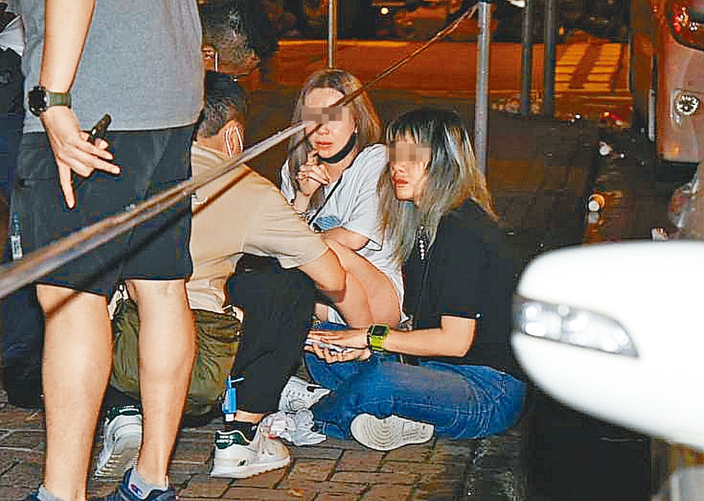 遇襲受傷越南女子接受包紮。