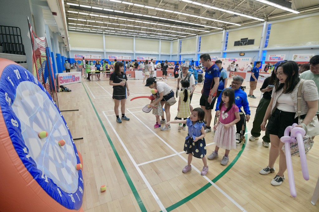 全民運動日︱不少市民帶同子女到體育館做運動。陳浩元攝