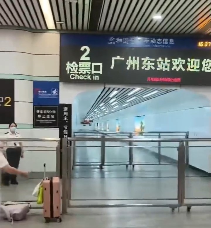 女子錯過驗票時間無法登車。微博@填鴨式教育受害者 女子錯過驗票時間無法登車。微博@填鴨式教育受害者