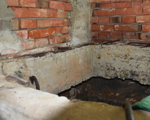 一棟住宅的食水因有異味而發現水缸藏有一具女屍。網圖