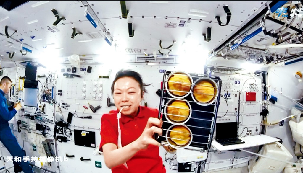 黎家盈利用太空烤箱親手烘焙小蛋糕。