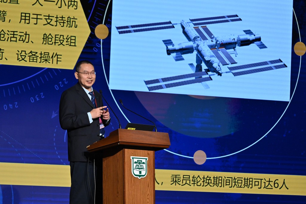 中国载人航天工程副总设计师董能力出席在培侨中学举行的「中国载人航天工程代表团与中、小学生真情对话」活动。