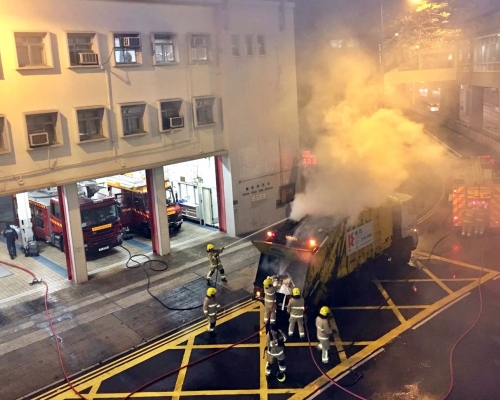 垃圾車在消防局外起火。讀者提供
