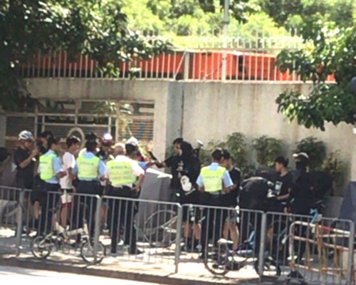警方在大窩口截查十多人。網上圖片
