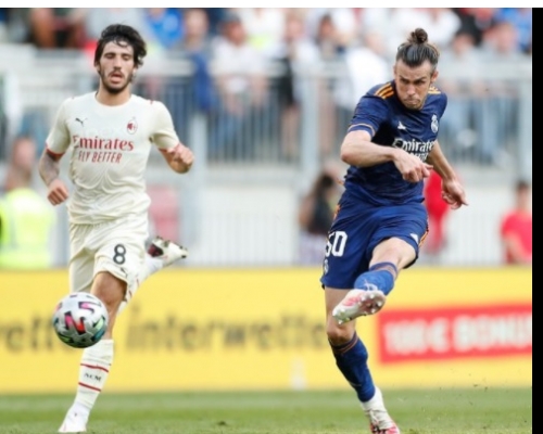 加里夫巴利(蓝衫)今仗穿起五十号球衣。网上图片