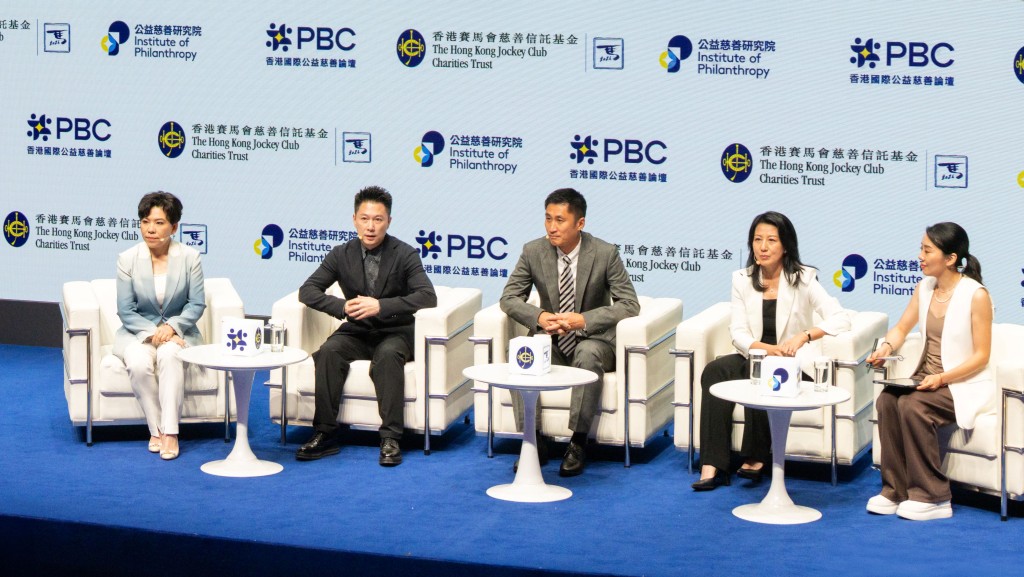 座談演講「賽場無界:運動精英引領公益慈善未來」由奧運金牌得主李小鵬(左二)、鄧亞萍(左一)、楊揚(右二)以及國際球賽裁判馬寧(中)展開討論。 座談演講「賽場無界:運動精英引領公益慈善未來」由奧運金牌得主李小鵬(左二)、鄧亞萍(左一)、楊揚(右二)以及國際球賽裁判馬寧(中)展開討論。