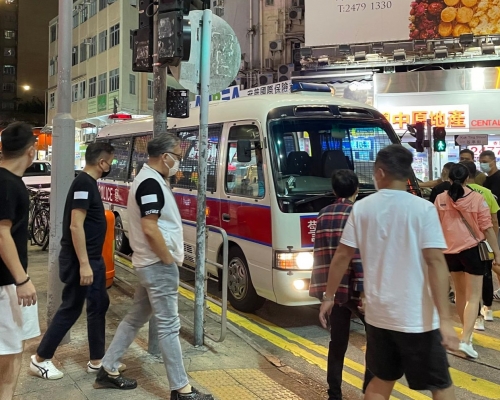 警拘多人。警方图片