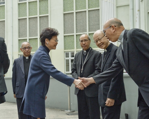 特首林鄭月娥早前與天主教香港教區副主教蔡惠民握手。資料圖片