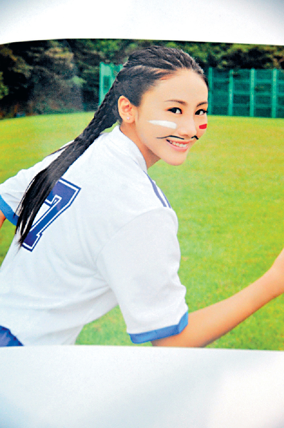 ■陶枳樽在寫真集內複製栢芝的《少林足球》造型。