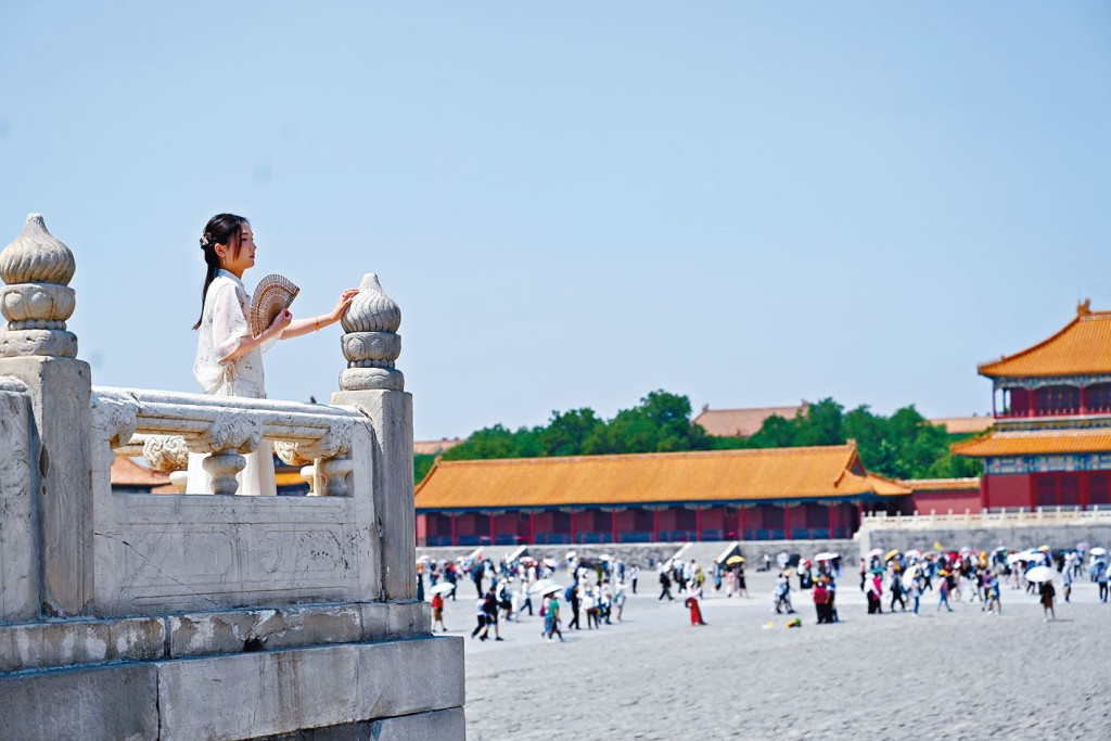 遊客在故宮內拍攝寫真。