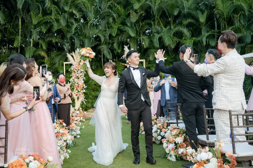 郑俊弘于结婚当晚高唱《为你锺情》冧妻。
