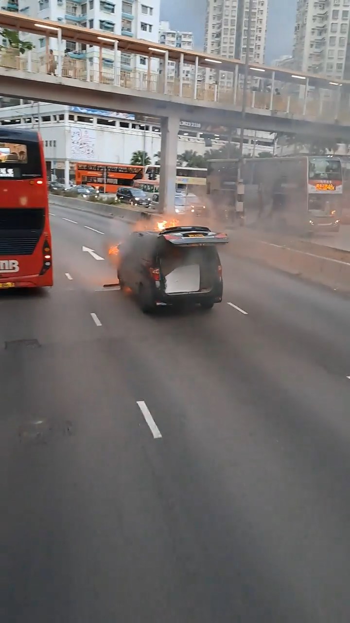 私家車車頭起火冒煙。網上片段截圖