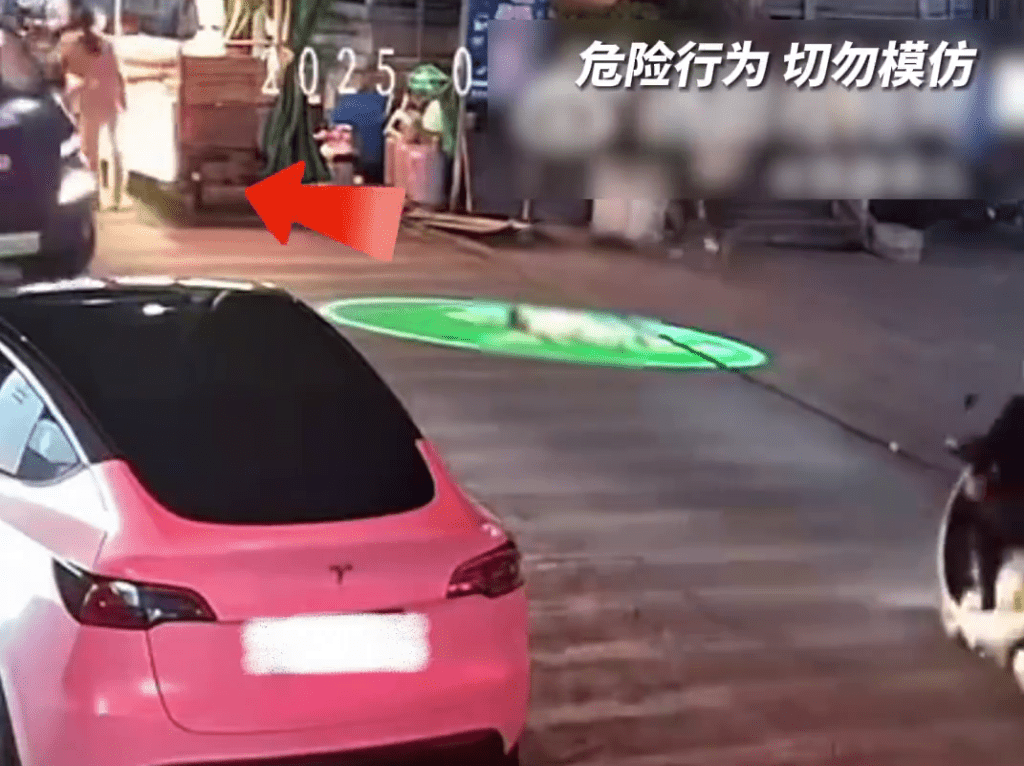 小孩躺在馬路,快遞車轉彎駛近。 小孩躺在馬路,快遞車轉彎駛近。