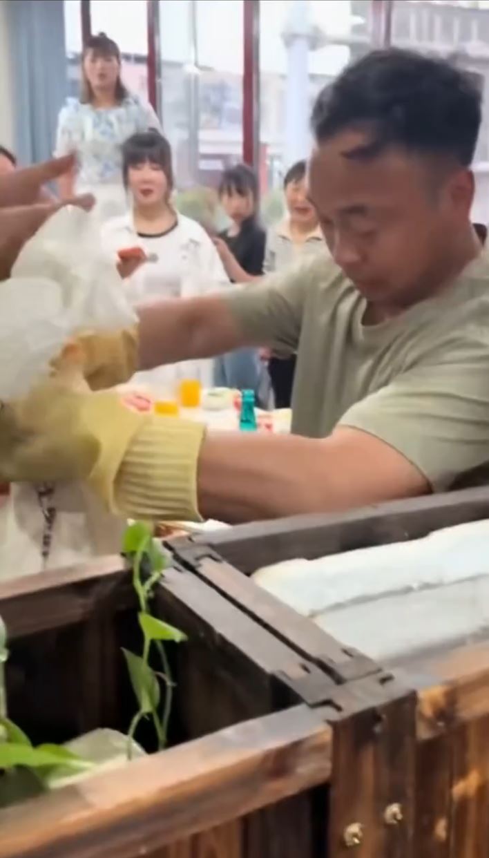 四川有火锅店被活蛇闯入，一度引起恐慌。抖音