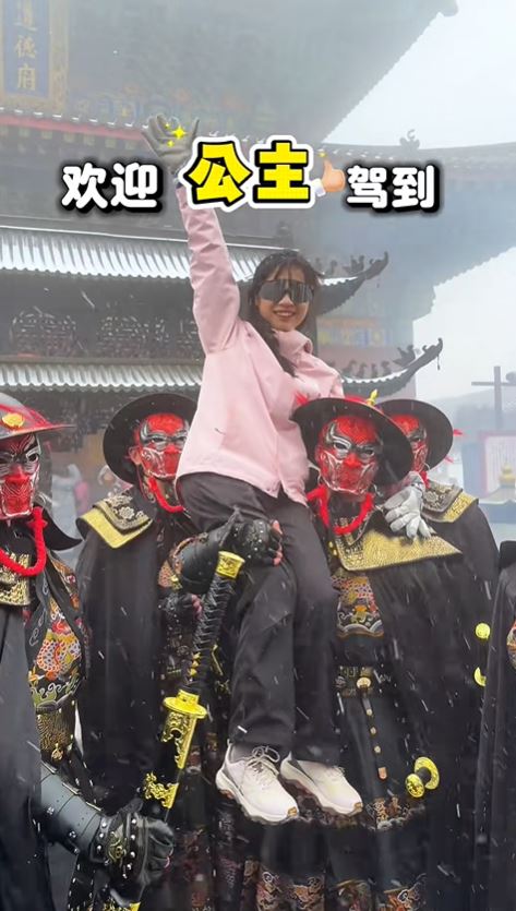 洛陽老君山的錦衣衛陪爬服務，讓「公主」輕鬆開心上山。小紅書＠老君山