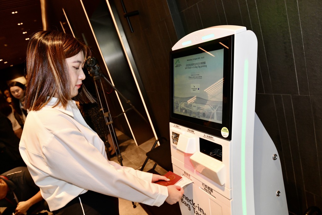 首個高階城市候機樓，提供智能登記櫃檯。盧江球攝