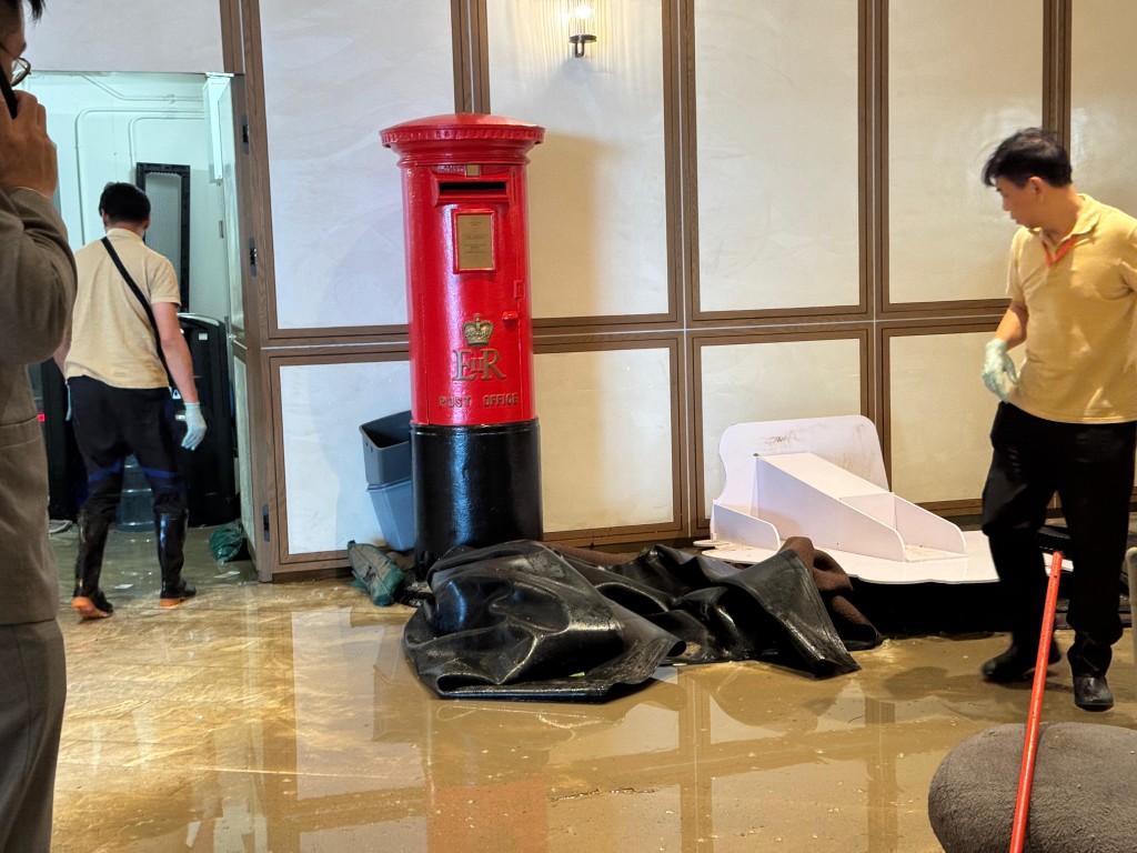 清潔工忙於善後。