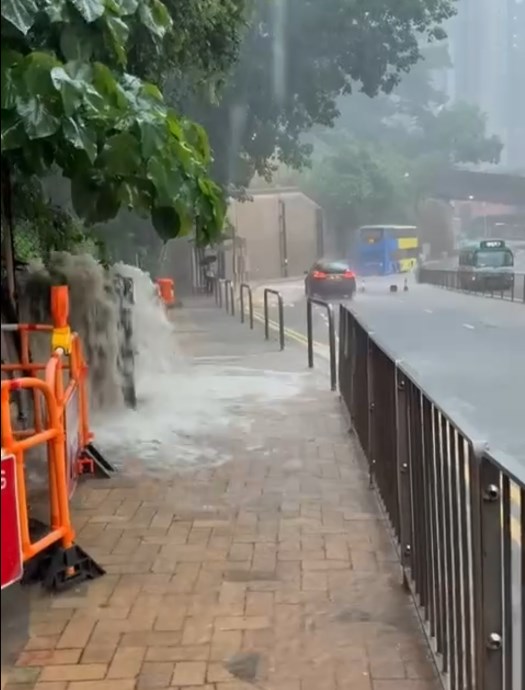 網民:黑雨,噴水。資料來源:terryislearninghowtotakephoto@Threads 網民:黑雨,噴水。資料來源:terryislearninghowtotakephoto@Threads
