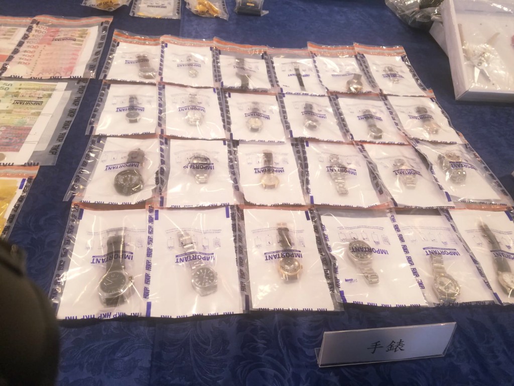 搜出贓物有名表、首飾、現金等