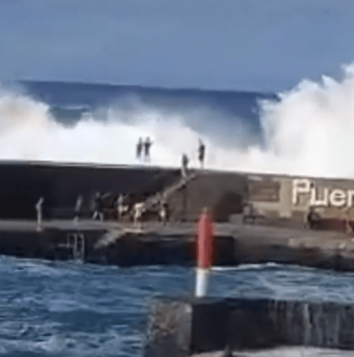 網民分享的畫面可見有人不顧警告執意靠近海浪造成意外。X@Adricor_fer