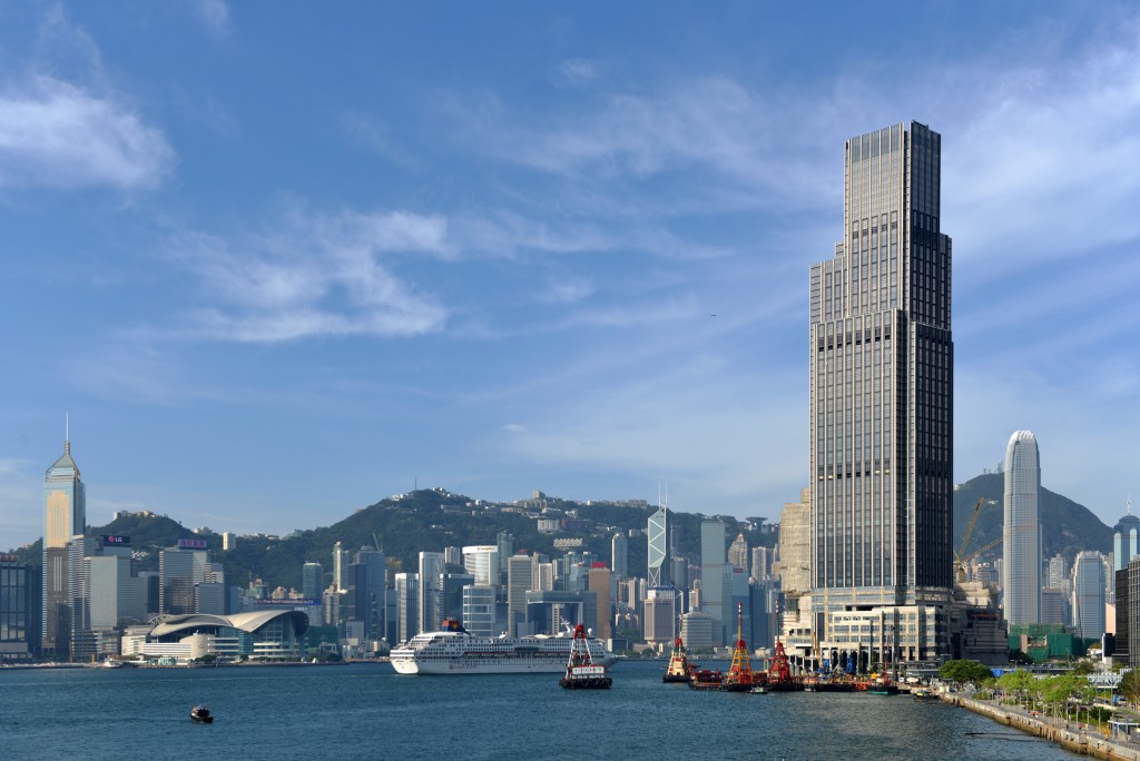 維港兩岸可看到不少打卡景點，比如造型像一隻展翅飛鳥的香港會議展覽中心。