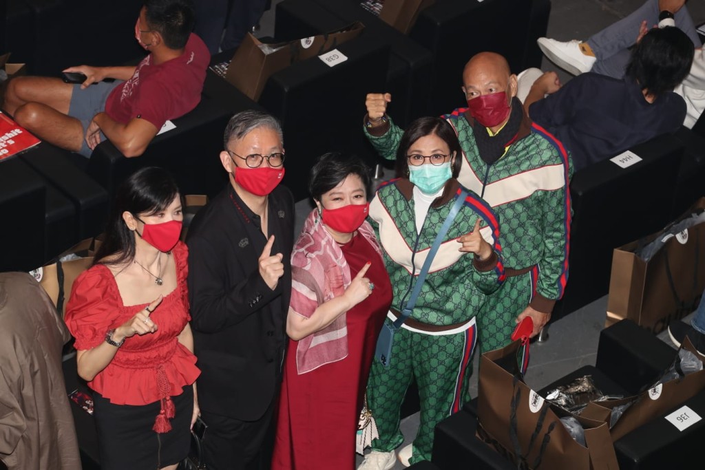鍾培生父母找來汪阿姐和羅家英撐兒子。