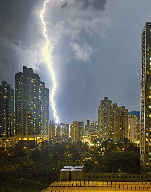 周二晚上9時過後，本港錄到2334次雲對地閃電。