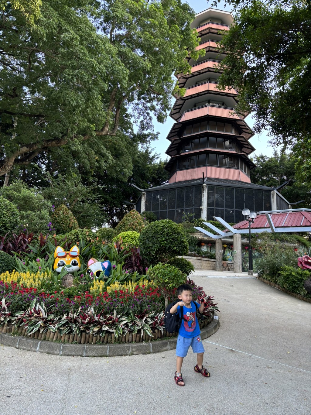 百鳥塔樓高7層，塔身為紅色，富有中國建築特色。（圖片來源：《親子王》）