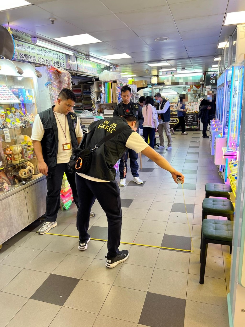 消防處人員則主動檢視處所和持牌食肆内的消防安全。 消防處人員則主動檢視處所和持牌食肆内的消防安全。