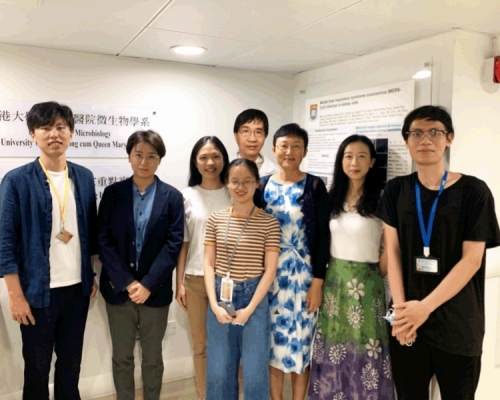 港大微生物學系講座教授袁國勇及研究團隊。