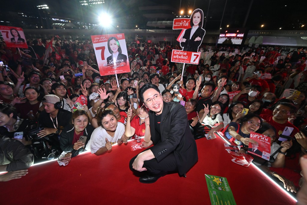 46歲的裕差南出身政治世家，是前總理他信的外甥。美聯社