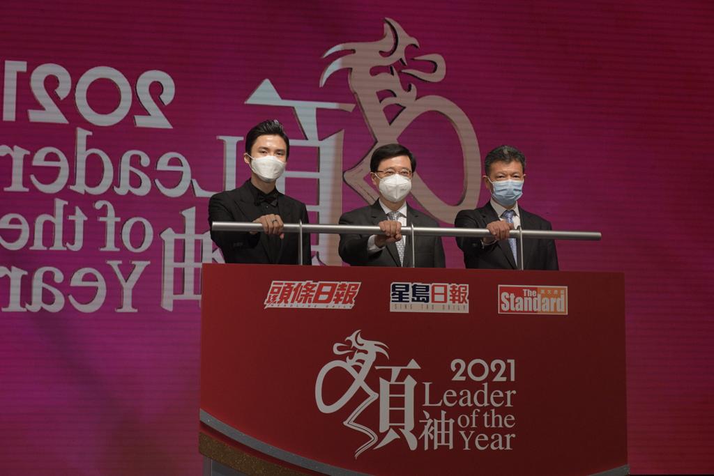 左起：蔡加讚先生、李家超及郭英成先生一同主持開幕儀式。