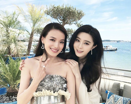 靚人配美景。