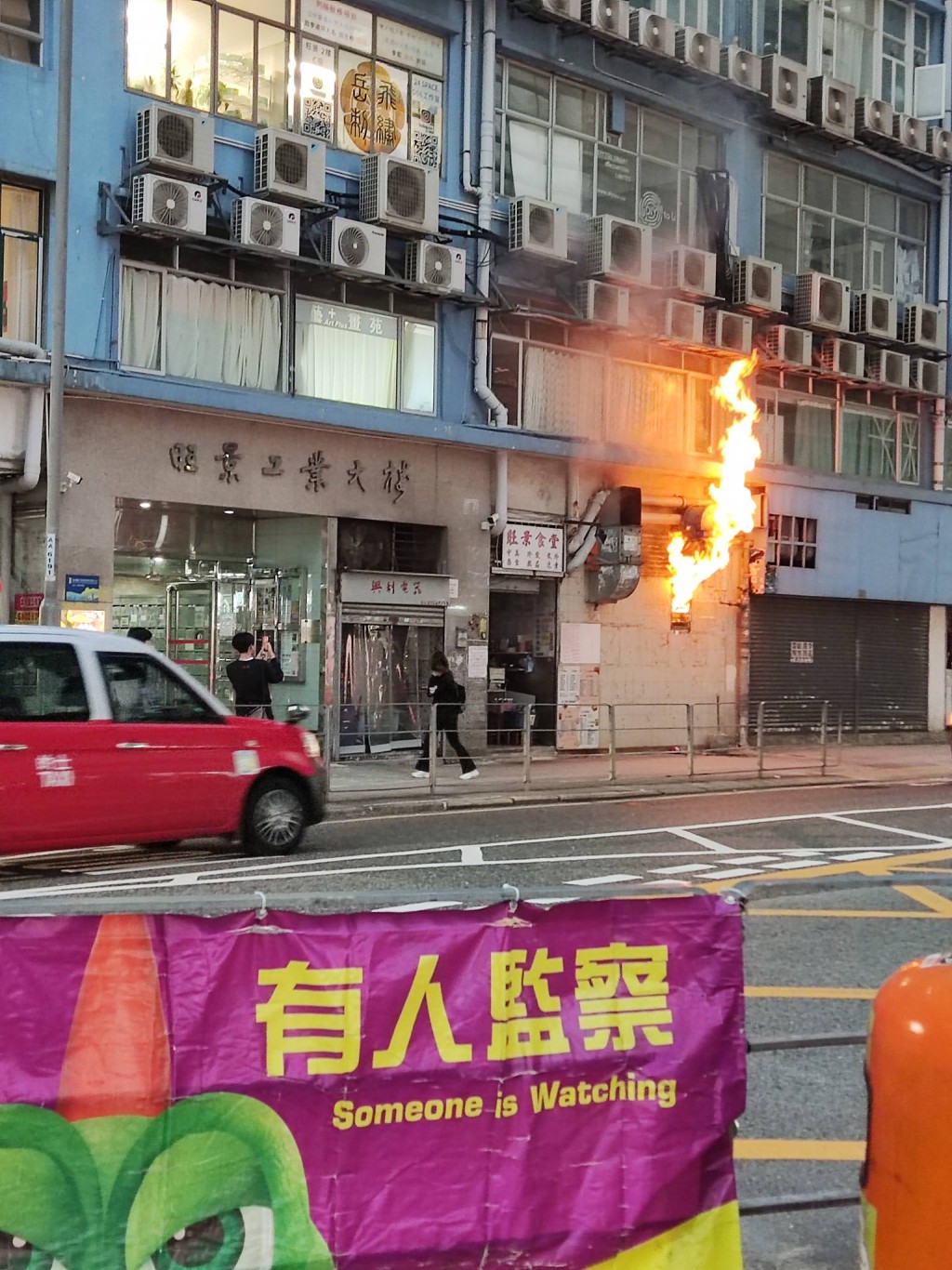 大有街2至4號地下一間餐廳的廚房發生火警，火舌竄出窗外。fb「黃大仙友」群組圖片