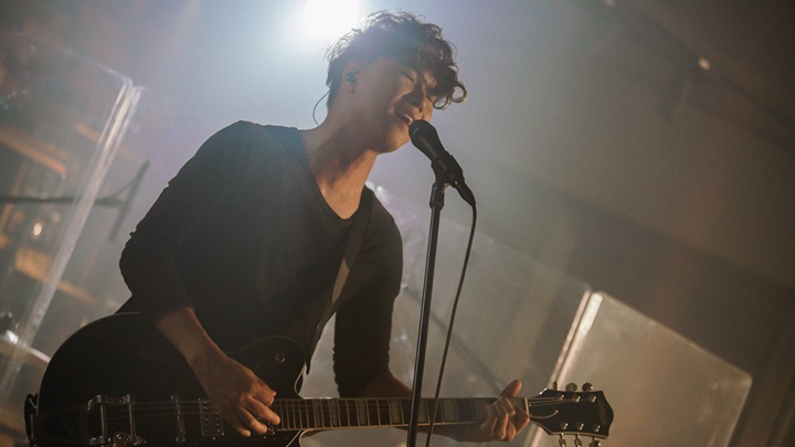 Alan今次放下结他轻柔演唱EDM。(资料图片)