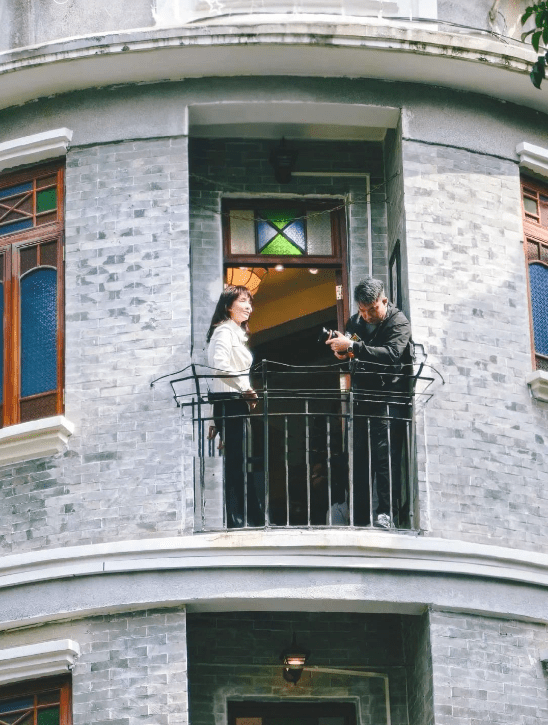 郑裕玲在3楼露台拍摄。