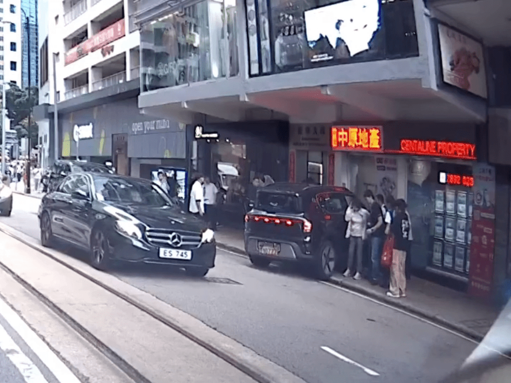 一名白衫人士由司機位落車。FB：車Cam L（香港群組）