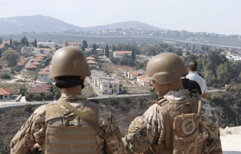 2023 年 10 月 8 日，黎巴嫩士兵在黎巴嫩南部与以色列边境接壤地区站岗。路透社