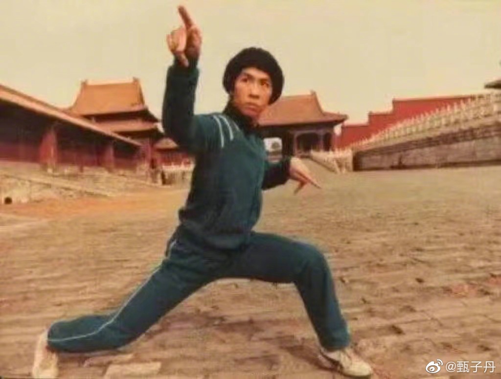 甄子丹为了学武回国，早前分享年轻时在北京、西安各地学武留下的照片。
