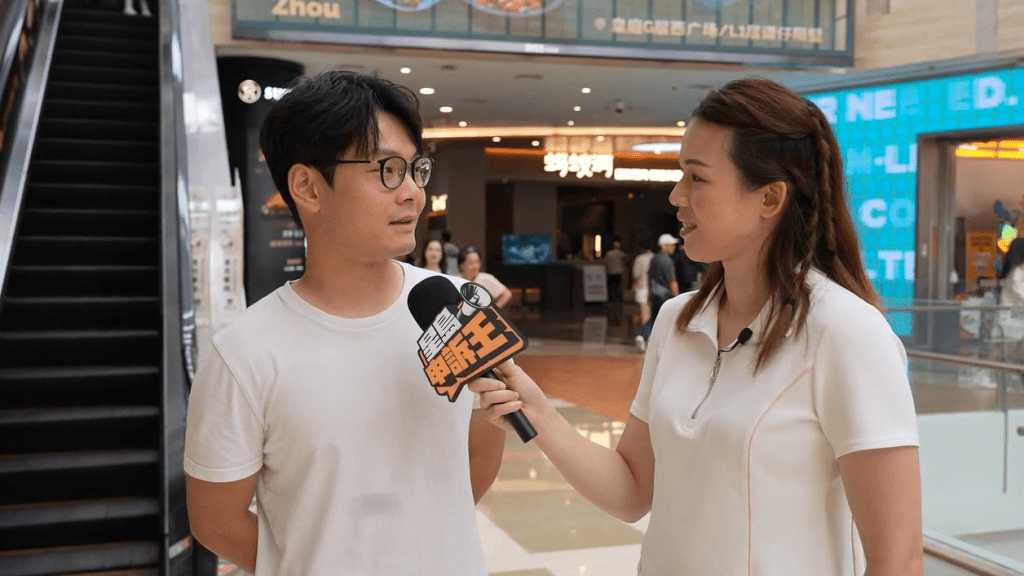 港人馮先生稱縱使適應香港商場冷氣涼快，北上消費亦得習慣深圳商場冷氣相對暖和。