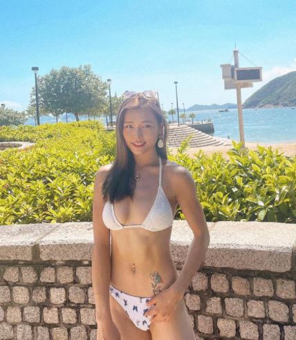 穿上惹火比堅尼，十足性感女神。