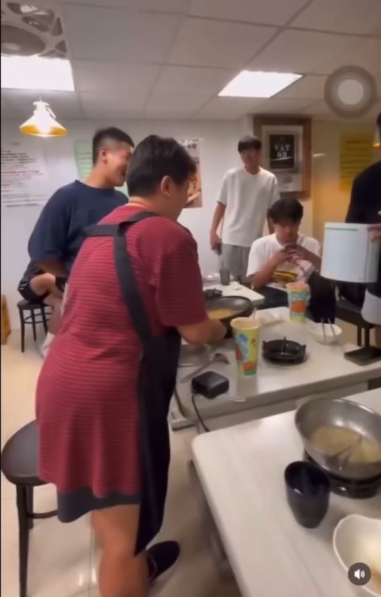 台湾文化大学男生无视店员阻止，拿走店家成桶雪榚食用。影片截图