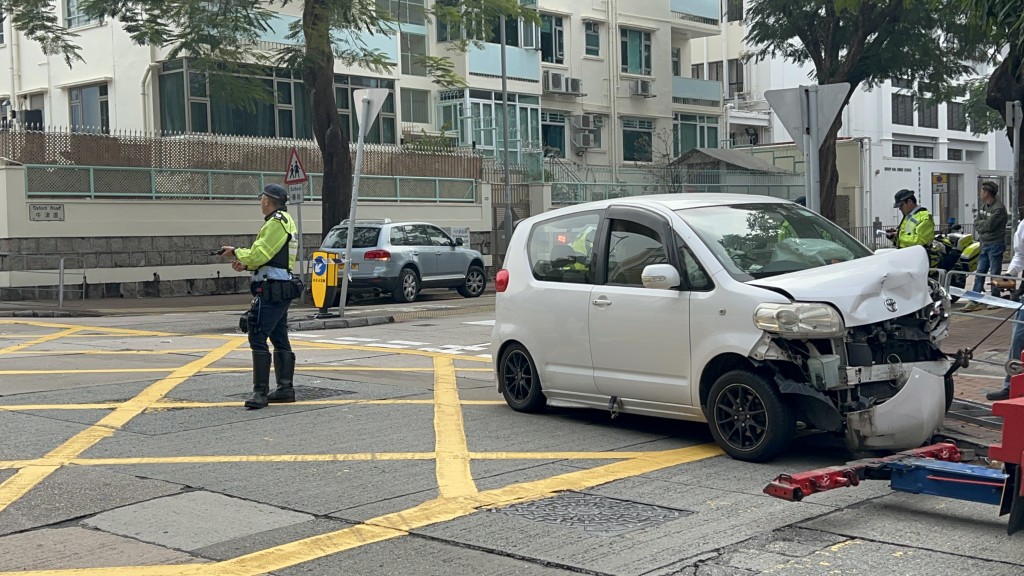 拖車其後將損毀車輛拖走。