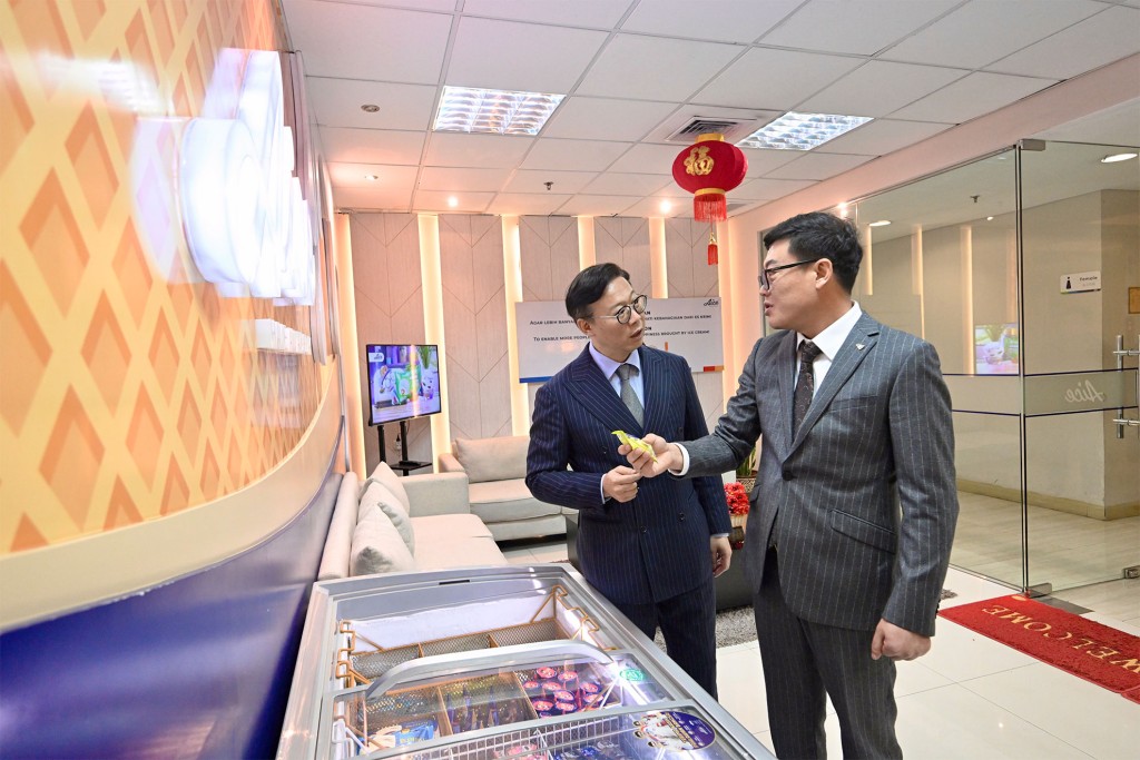 張國鈞(左)強調，新一年將帶領「香港專業服務出海平台」以及由業界專家組成的「出海專業服務專家委員會」致力做好「金牌媒人」。政府新聞處圖片